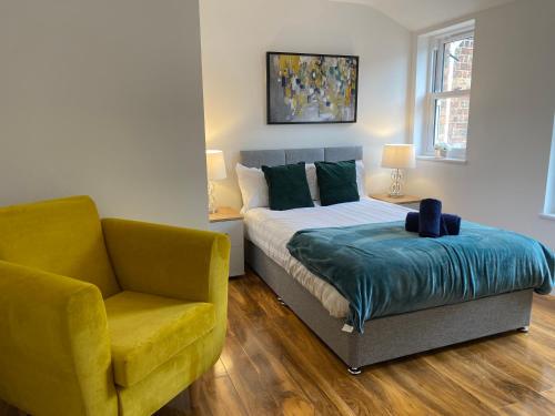 - une chambre avec un lit, un canapé et une chaise dans l'établissement De Parys Serviced Flat in Bedford 4, à Bedford