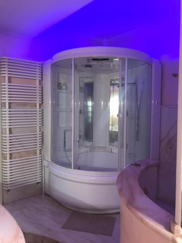 ein Badezimmer mit einer Badewanne und einer violetten Decke in der Unterkunft B&B Villa Pina in Colleferro