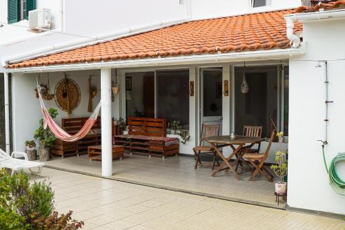 Casa con patio con mesa y sillas en Casa das Hortênsias, en Ponta Delgada