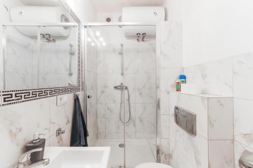 La salle de bains est pourvue d'une douche, de toilettes et d'un lavabo. dans l'établissement Apartament Gdańsk Stare Miasto przy Neptunie, à Gdańsk