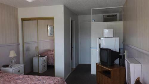 a hotel room with a bed and a television at Twin Lakes Inn in Bull Shoals