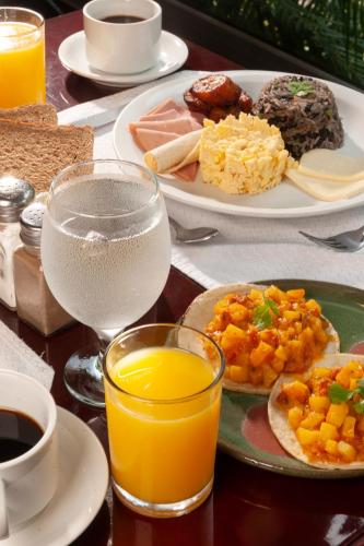 Comida en o cerca de este hotel
