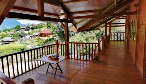 Zimmer mit einem Tisch auf einem Holzbalkon in der Unterkunft Madame View Homestay in Sa Pa