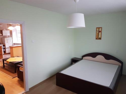 - une chambre avec un lit dans l'établissement Apartments in Panevezys city center, à Panevėžys