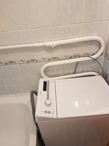 - un lave-linge dans une salle de bains à côté des toilettes dans l'établissement Apartments in Panevezys city center, à Panevėžys