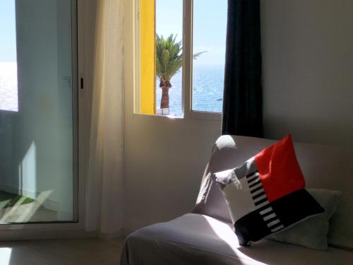 Postel nebo postele na pokoji v ubytování Daniel Beachfront, 2 Rooms Wifi Free