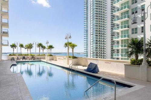 - une piscine avec vue sur l'océan et les bâtiments dans l'établissement Miami condo with city & ocean views! Sleep up to 6!, à Miami