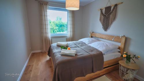 - une chambre avec un lit et 2 serviettes dans l'établissement Apartament Honoratka, à Jelenia Góra