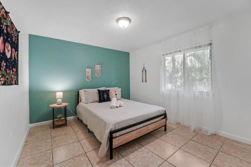 een slaapkamer met een bed en een blauwe muur bij Specious 2 Bedroom Unit In Miami Near Brickell in Miami
