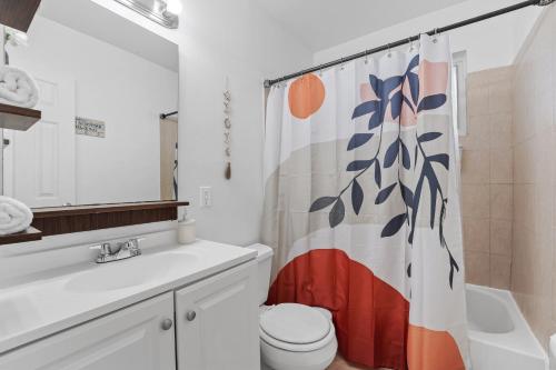 een badkamer met een toilet en een douchegordijn bij Specious 2 Bedroom Unit In Miami Near Brickell in Miami