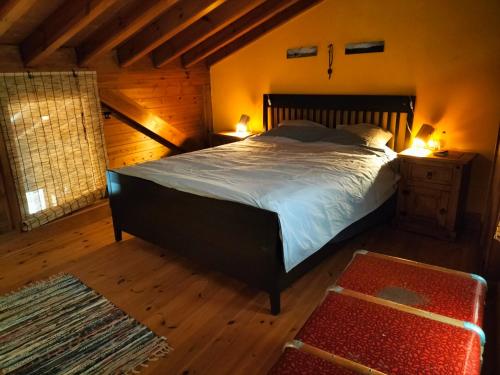 1 dormitorio con 1 cama grande y techo de madera en chabouco 2 (Mien) en Aljezur