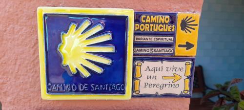 um recipiente de plástico com um símbolo amarelo em Villa Blas -Camiño Portugués- em Redondela