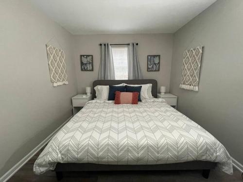 1 dormitorio con 1 cama grande y 2 ventanas en * Prime Place * Pet Friendly * King Bed * en Durham