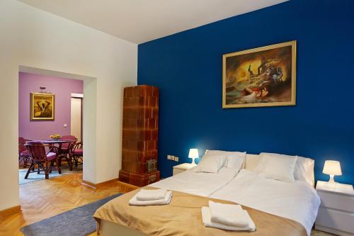 um quarto com uma parede azul e uma cama grande em Marina Apartment em Belgrado