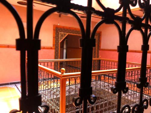 een ijzeren poort in een kamer met een spiegel bij Hotel Restaurant Hollywood Africa in Aït Ben Haddou