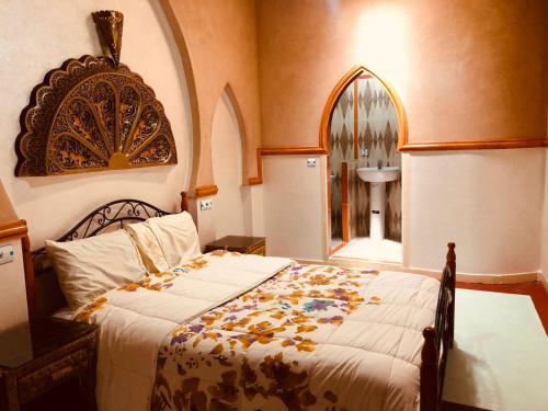 a bedroom with a large bed in a room at Hotel Restaurant Hollywood Africa in Aït Ben Haddou