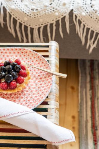 a plate of fruit sitting on top of a table at Willa Tritri 1 Butikowy dom wakacyjny in Witów