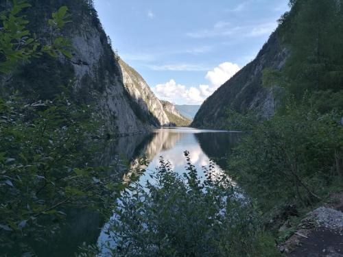 a view of a river between two mountains at Ferienwohnung Berg(Aus)zeit Ennstal in Öblarn