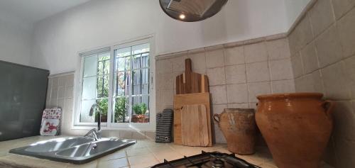 a kitchen with a sink and a stove and a window at Casa Bambu in Granada
