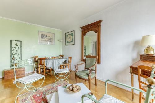 un salon avec une table et des chaises dans l'établissement Large and Bright 2 Bdrs Flat with View - Paris 20, à Paris