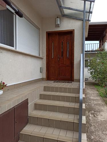 uma porta da frente de uma casa com escadas que levam a ela em Apartman Matej em Slavonski Brod
