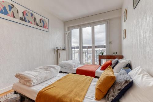 Pokój z 2 łóżkami i oknem w obiekcie Large and Bright 2 Bdrs Flat with View - Paris 20 w Paryżu