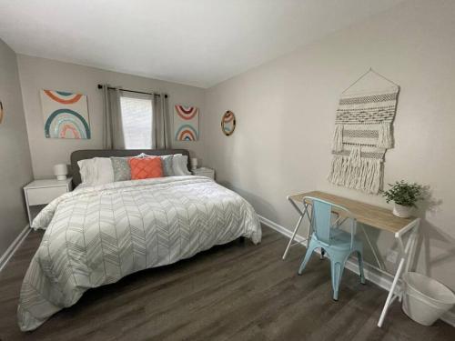 - une chambre avec un lit et un bureau dans l'établissement * Durham Diggs * Pet Friendly * King Bed *, à Durham