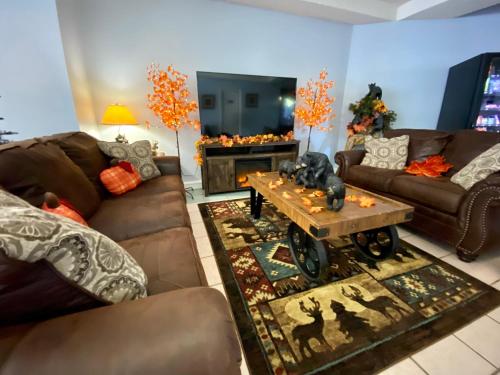 a living room with couches and a coffee table at Riverchase Lodge in Pigeon Forge