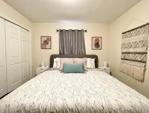 een slaapkamer met een groot bed met een grijs gordijn bij *Pristine Pad * King Bed *Duke * Long Term Stays* in Durham