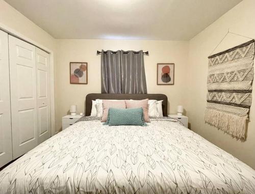 ダーラムにある*Pristine Pad * King Bed *Duke * Long Term Stays*のベッドルーム1室(大型ベッド1台、グレーのカーテン付)
