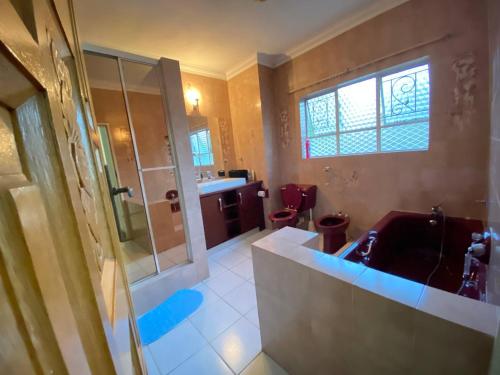 Ένα μπάνιο στο Chic Guest House & Solar system free from load shedding