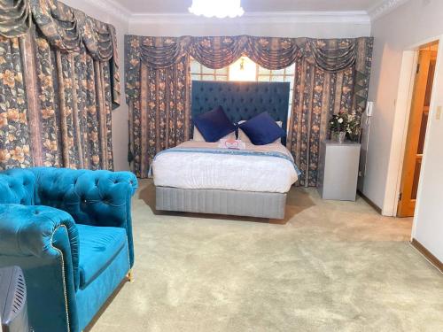 Ένα ή περισσότερα κρεβάτια σε δωμάτιο στο Chic Guest House & Solar system free from load shedding