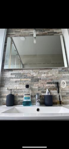 La salle de bains est pourvue d'un lavabo et d'un miroir. dans l'établissement Beau T3 60m2 très cosy proche du centre ville, à Saint-Jacques
