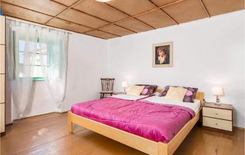 una camera con un grande letto e una finestra di 3 Bedroom Lovely Home In Nerezine a Nerezine (Neresine)