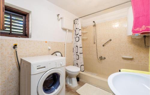 uma casa de banho com uma máquina de lavar roupa e um WC em 3 Bedroom Lovely Home In Nerezine em Nerezine