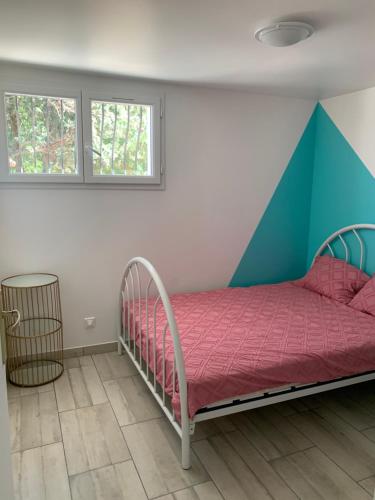 Schlafzimmer mit einem Bett mit einem geometrischen Kopfteil in der Unterkunft Charmant logement avec un extérieur et un jacuzzi in Lançon-Provence