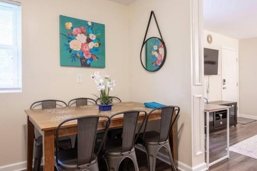 a dining room with a table and chairs at *Cool Crib * King Bed * Long Term Stays * Duke* in Durham