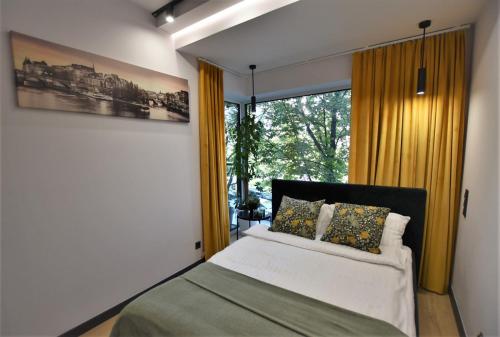 una camera con un letto e una grande finestra di Green Apartament City Center a Breslavia