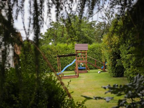 un parque infantil con un tobogán en un patio en Agroturystyka Na górce, 