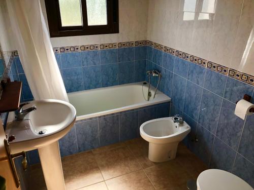 a bathroom with a tub and a toilet and a sink at Conil Colorado 1 rústico y económico in Conil de la Frontera