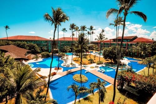 ポルト・デ・ガリーニャスにあるEnotel Porto de Galinhas All Inclusiveのヤシの木が植わるリゾートプールの空中ビュー