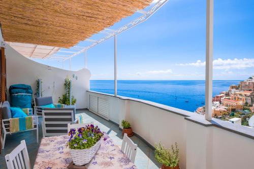 balcone con tavolo e vista sull'oceano di Mamma Mia a Positano