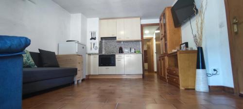 un soggiorno con divano e cucina di Apartamento MontEsquiBonito Bonito Apartamento en Yésero a Yésero
