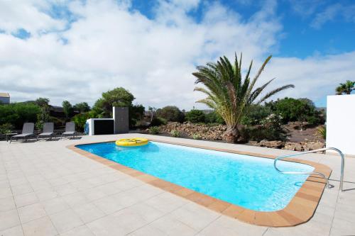 ラ・オリーバにあるWind Wave 28B - Heated & Shared poolのイエローフリスビーの中央にあるスイミングプール