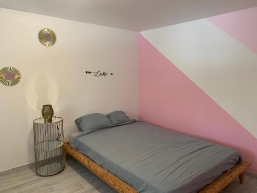 um quarto com uma cama num quarto em Ravissant logement avec jacuzzi em Lançon-Provence