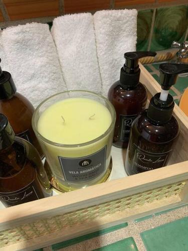 a candle and other items on a shelf with towels at Villa Quinta Lomas casa completa con aéreas verdes in León