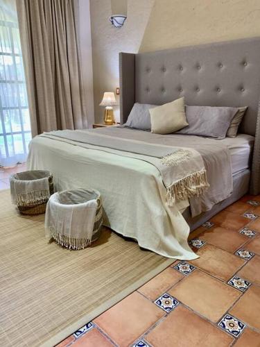 a bedroom with a large bed with two baskets at Villa Quinta Lomas casa completa con aéreas verdes in León