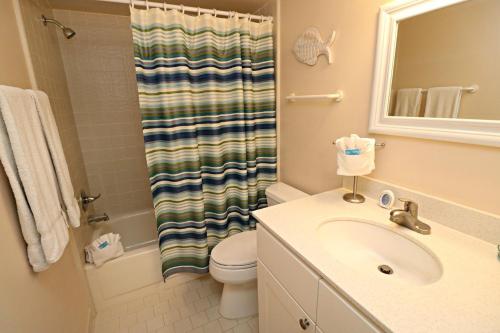 een badkamer met een wastafel, een toilet en een douche bij Ocean Village Club G25 in St. Augustine