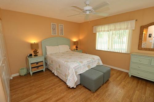 een slaapkamer met een bed en een plafondventilator bij Ocean Village Club G25 in St. Augustine