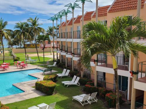 uma vista aérea de um hotel com piscina e palmeiras em Parador Palmas de Lucia em Yabucoa